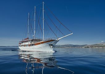 Yacht Amorena | Magnificent traditional wooden 