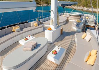 Yacht Lady Gita | Cruises on traditional boat