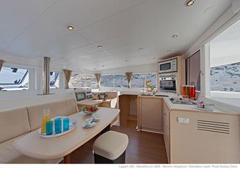 Lagoon 400 | Yacht chartering elegance