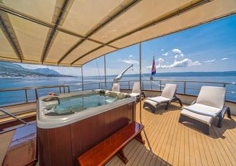 Yacht Luna - Mini cruiser | Luxurious cruising vacation intended for you and your family