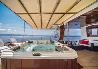 Yacht Luna | Elegant yacht vacations