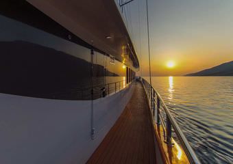 Yacht Omnia | Mini cruisers for unique journeys