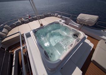 Yacht Omnia | Glamorous yacht journeys