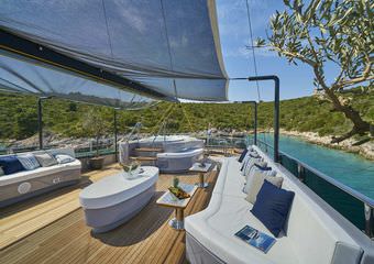 Yacht Rara Avis | Chartering a luxurious vessel