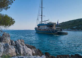 Yacht Rara Avis | Cruises on traditional boat