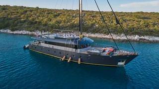 yacht rara avis