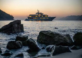 yacht black swan | Luxury yacht charter