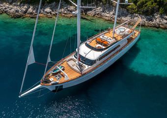 yacht love story | Magnificent traditional wooden 