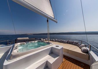 yacht omnia | Private charter escapade