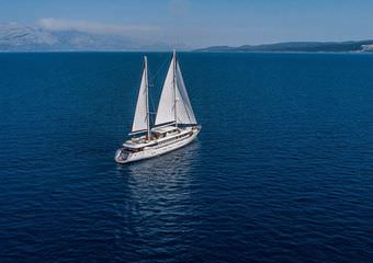 yacht omnia | Magnificent traditional wooden 